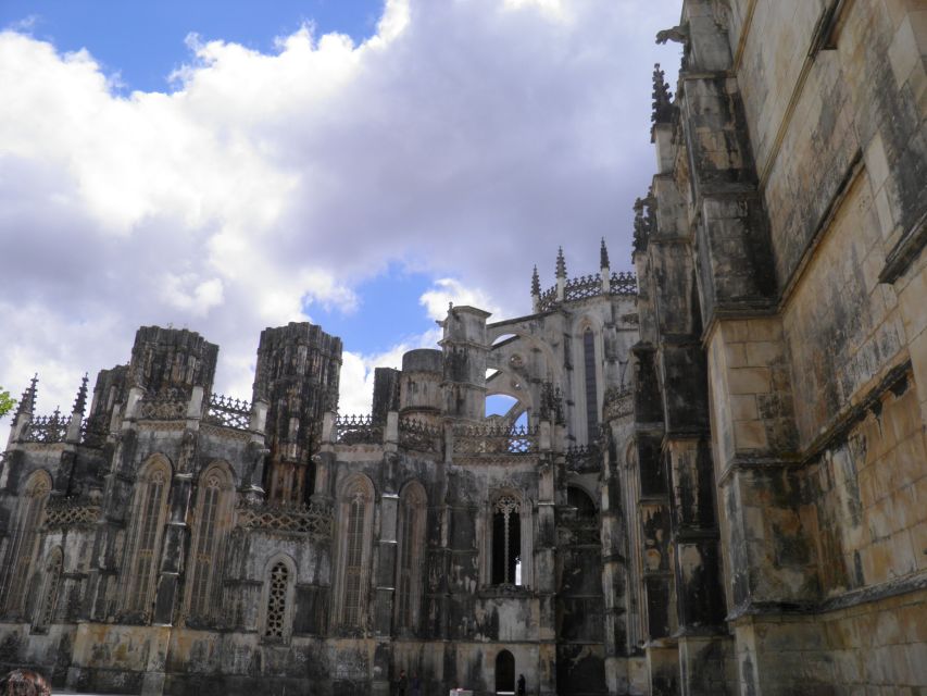 From Lisbon: Fátima Sanctuary and Batalha Monastery (UNESCO) - A practical lunch break in Fátima
