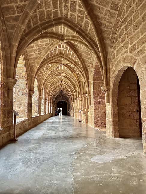 From Madrid: Discover the Monastery of Piedra and the Kingdom of Aragon - The extra stops: Sigüenza and a final scenic break