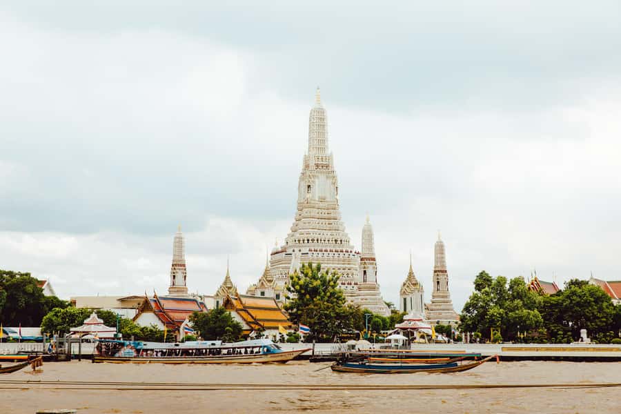 From Pattaya: Bangkok Temples Full-Day Tour - Buying lunch near the temples