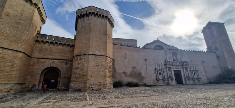 From Salou: Tour Poblet Monastery with hotel pickup - Royal tombs and the story of Catalan power