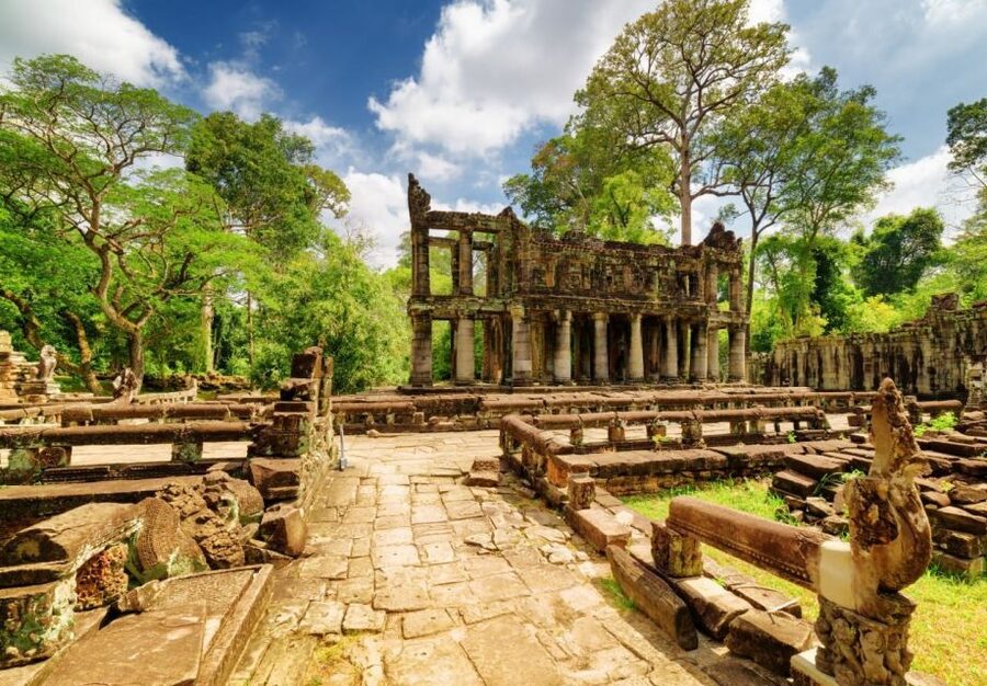 From Siem Reap: Banteay Srei Temple & Grand 5 Temple Tour - Neak Pean is small, strange, and memorable