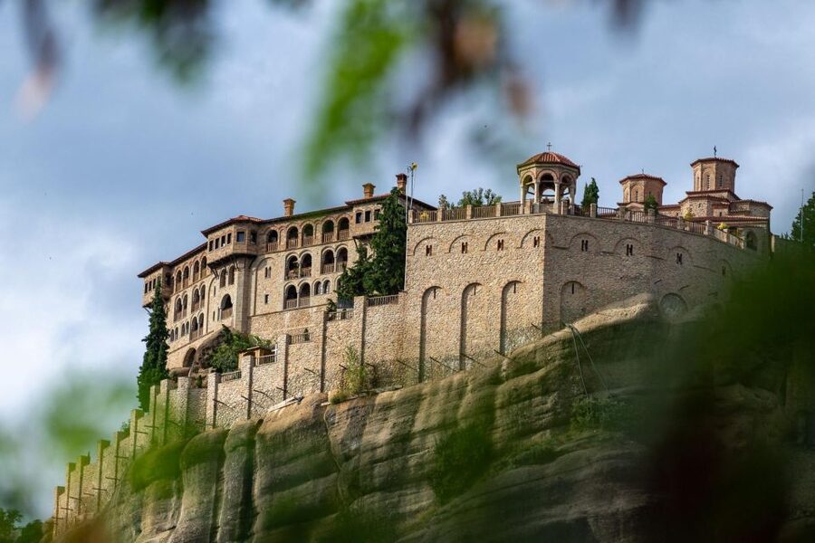 From Thessaloniki: Train Trip to Meteora & Monastery Tour - Free time under the rocks in Kalambaka