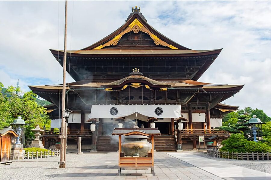 From Tokyo: Nagano, Zenkoji Temple, Snow Monkeys Day Trip. - Zenkoji Temple and its open-door tradition