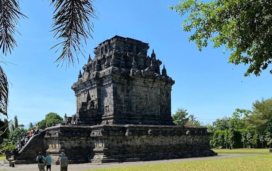From Yogyakarta: Borobudur, Chicken Church & Mendut Temple - Mendut Temple and its giant volcanic-stone Buddha