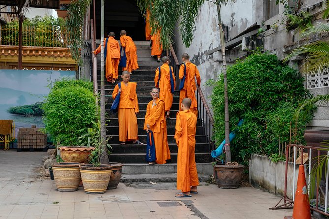 Full Day Bangkok PRIVATE City Tour With Locals - Wat Trimit & Wat Pho tickets - Canals, local life, and a final drink