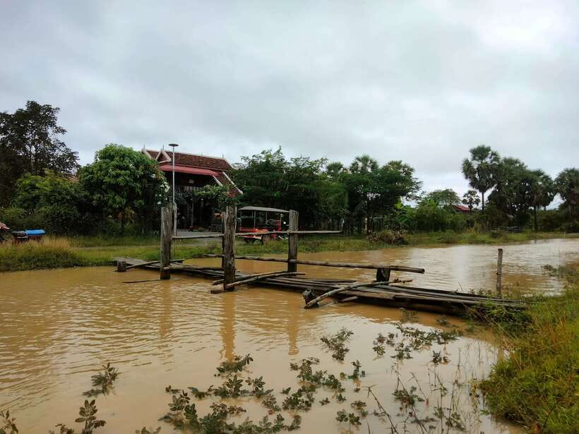 Full-day: Original bamboo train, Wat Banan, Phnom Sampov - Wat Banan and its ancient stairway