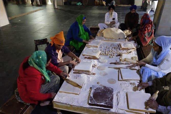 Golden Temple and Wagah Border Private Tour with Punjabi Lunch - Jallianwala Bagh and the cost of colonial rule