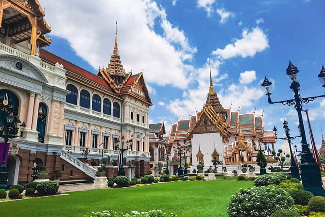 Grand Palace & Wat Phra Kaew Walking Tour with Professional Guide - Why the group size matters