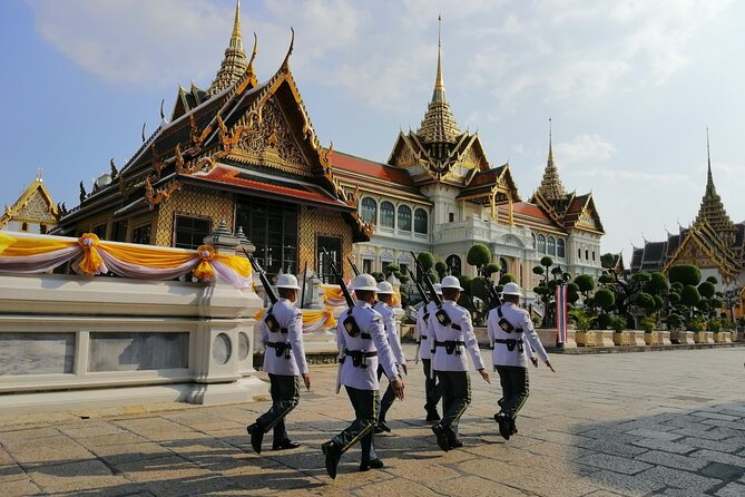 Grand Palace, Wat Phra Kaew, Wat Pho and Wat Arun Walking Tour From Bangkok - Who should book this experience