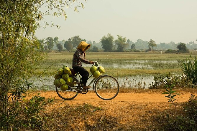 Grand Tour-Ek Phnom. Baset. Bamboo Train. Wat Banan. Phnom Sampov - The Bamboo Train, one hour of rattling fun