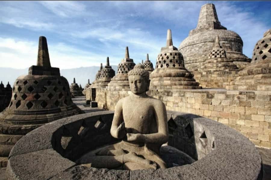 Guarantee Borobudur Temple Structure & Prambanan. - The road to Prambanan and time for lunch