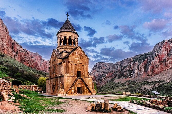 Guided tour: Khor Virap, Noravank Monastery, Areni, Jermuk - Guides make the difference on a long day