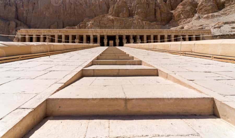Guided tour to Temple Of Queen Hatshepsut With transfer - Hatshepsut’s temple and its unusual design