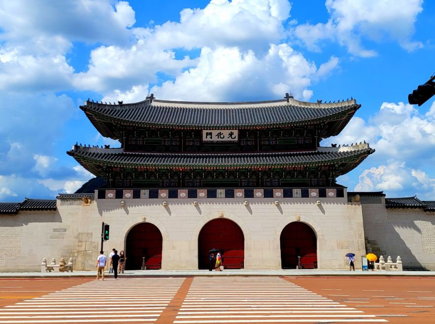 Gyeongbokgung Palace, Jogyesa Temple and Bukchon village - Who should choose this Seoul walk?