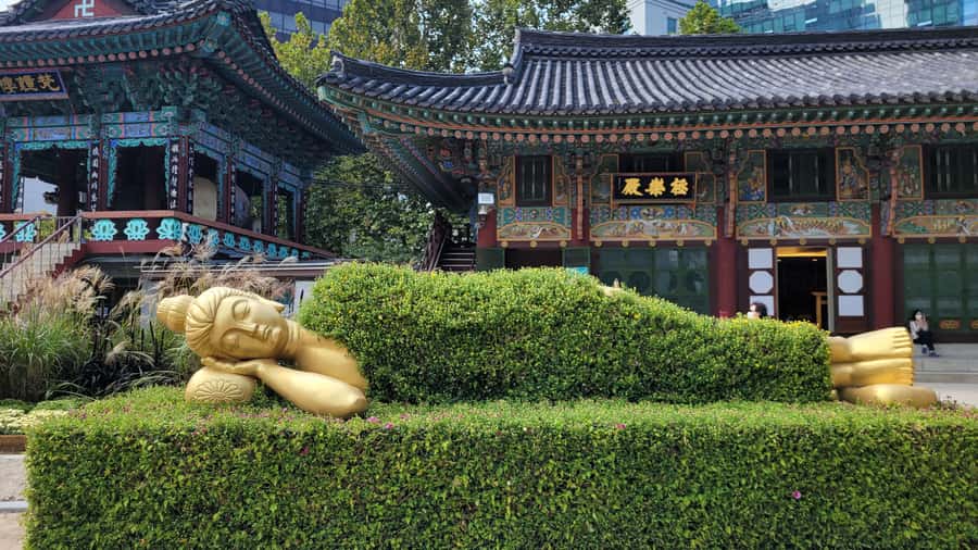 Gyeongbokgung Palace, Jogyesa Temple and Bukchon village - Entering Gyeongbokgung, Seoul’s royal centerpiece