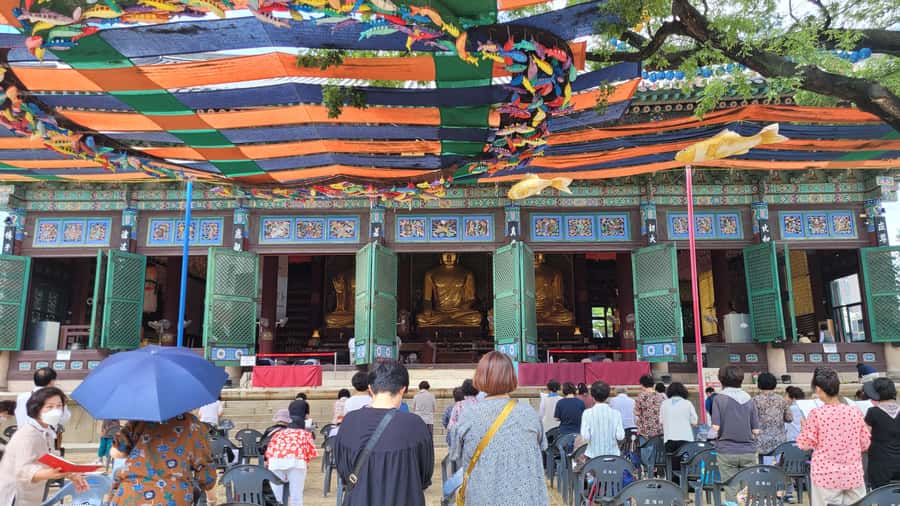 Gyeongbokgung Palace, Jogyesa Temple and Bukchon village - Walking the lanes of Bukchon village