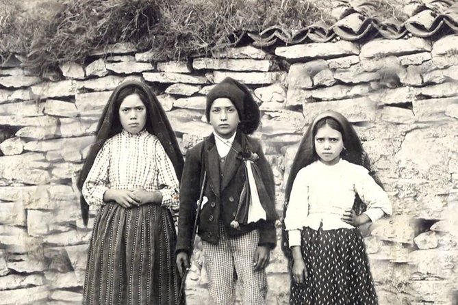 Half Day Fatima + Aldeia Pastorinhos Private Tour Departure Lisbon - Valinhos and the children’s homes