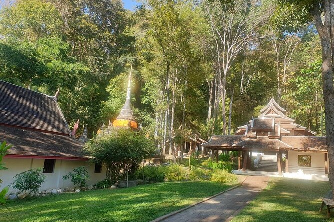 Half Day Morning Wat Pha Lat & Wat Phra That Doi Suthep Tour - Clothing, stairs, and other practical details