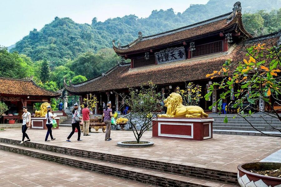 Hanoi: Full-Day Pilgrimage to Perfume Pagoda - Lunch at a local restaurant