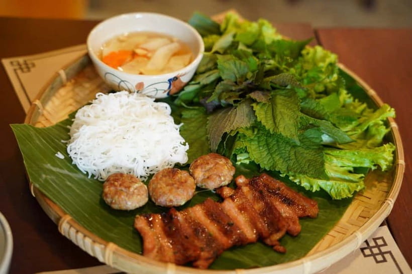 Hanoi: Full-Day Tour with Hoa Lo, Literature Temple & Guide - Lunch and the Hanoi Old Quarter pause
