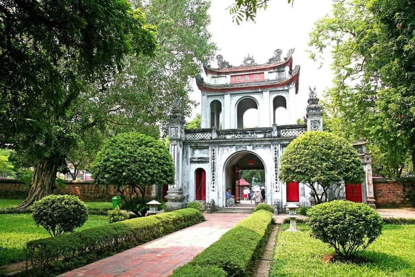 Hanoi: Full-Day Tour with Hoa Lo, Literature Temple & Guide - Guides, transport, and the pace of the day