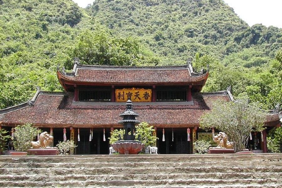 Hanoi: Perfume Pagoda - Yen Stream Boat Ride, Lunch & Cave - Thien Tru Pagoda and the religious heart of the complex