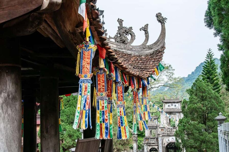 Hanoi: Perfume Pagoda - Yen Stream Boat Ride, Lunch & Cave - From the parking area to Yen Stream