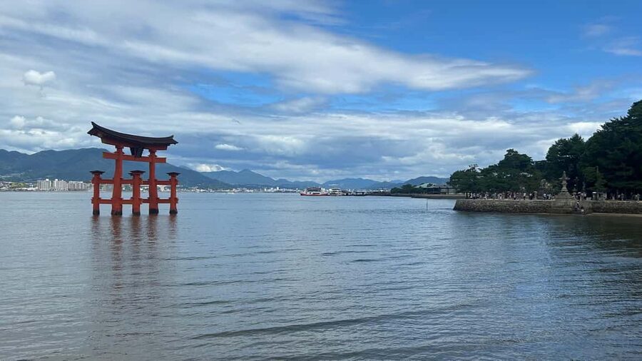 Hiroshima & Miyajima 6.5h Guided Tour – Dome, Park & Shrine - One day, two very different sides of Hiroshima