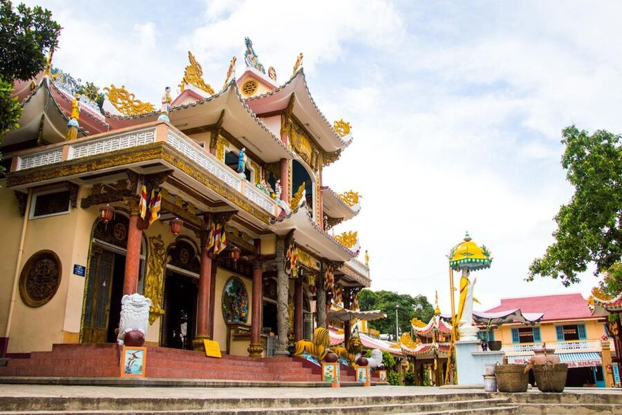 Ho Chi Minh City: Cao Dai Temple & Black Lady Mountain Tour - Dinh Van Son: lunch and mountain sightseeing