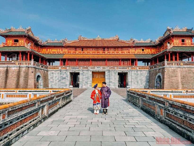 Hue City Highlights Tour: Pagoda, Citadel & Royal Tombs - Inside the Imperial Citadel and Nguyen court life