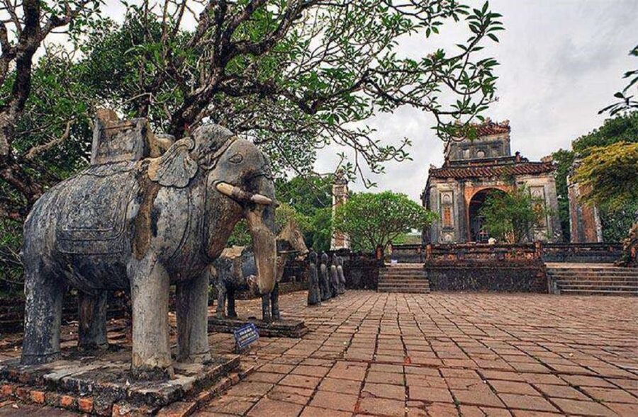 Hue City Motorbike Tour to Countryside, Pagoda & Royal Tombs - Thuy Tien Lake and Vong Canh Hill