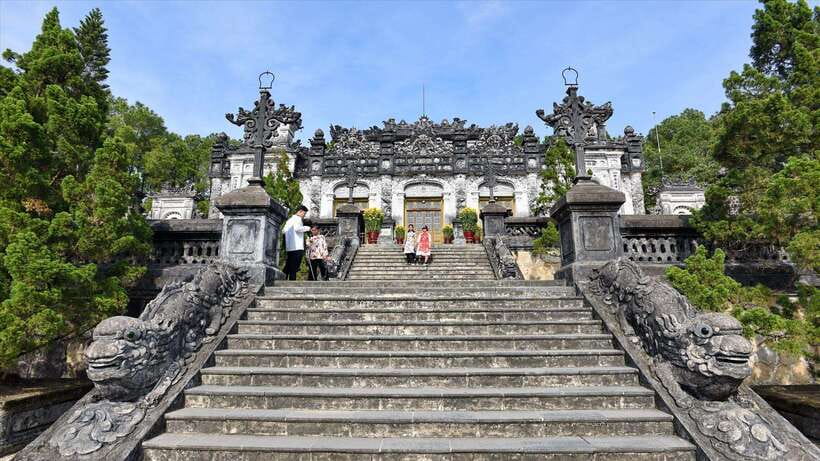 Hue : Dragon Boat Cruise to Thien Mu Pagoda and Tombs - A river start at Thien Mu Pagoda