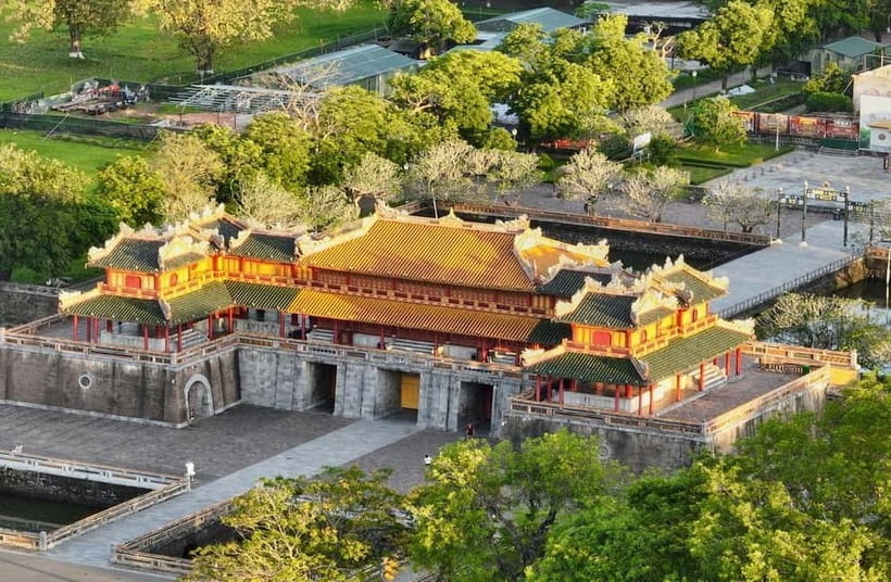 Hue: Imperial City, Royal Tombs, Pagoda & Dragon Boat Tour - Thirty minutes on the Perfume River