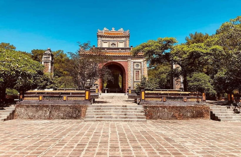 Hue: Imperial City, Royal Tombs, Pagoda & Dragon Boat Tour - How the private car and guide options affect the day