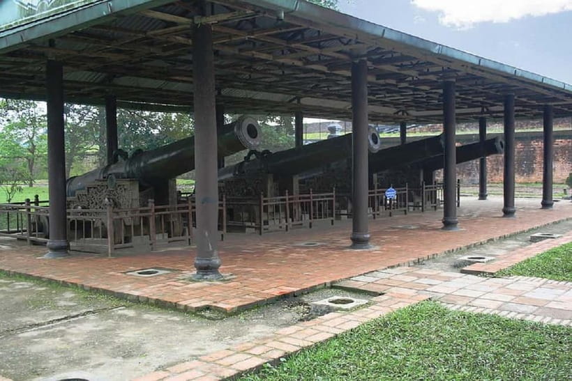 Hue: Imperial City, Royal Tombs, Pagoda & Dragon Boat Tour - Walking into the Imperial Citadel