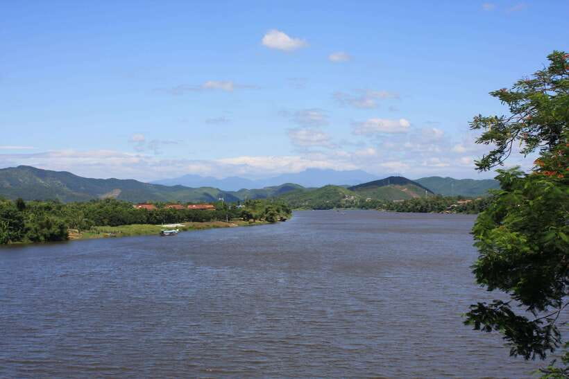 Hue: Perfume River Cruise with Thien Mu Pagoda & Tombs - Guides, group size, and the pace of the day