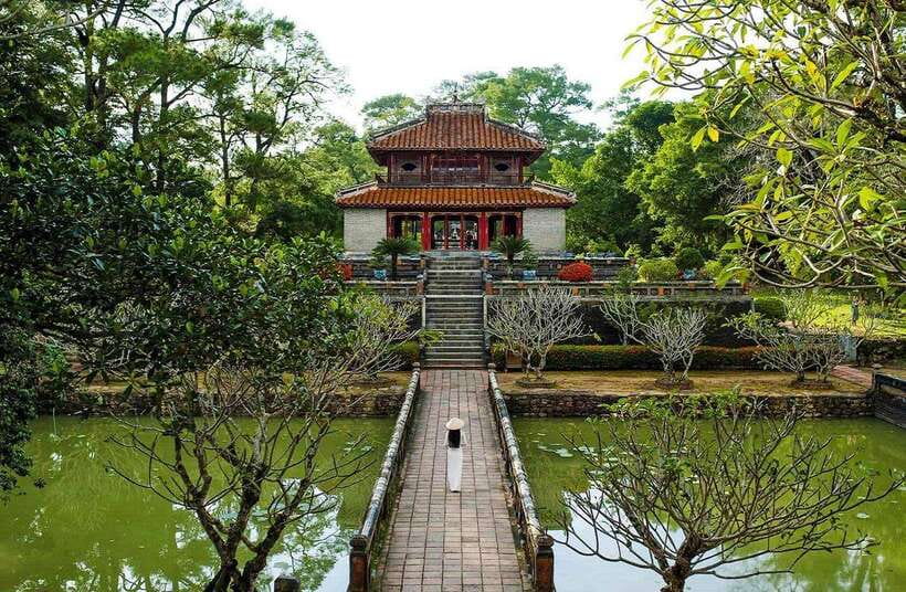 Hue: Private Dragon Boat, Pagoda, and Royal Tomb Tour - The private car, driver, and guide experience