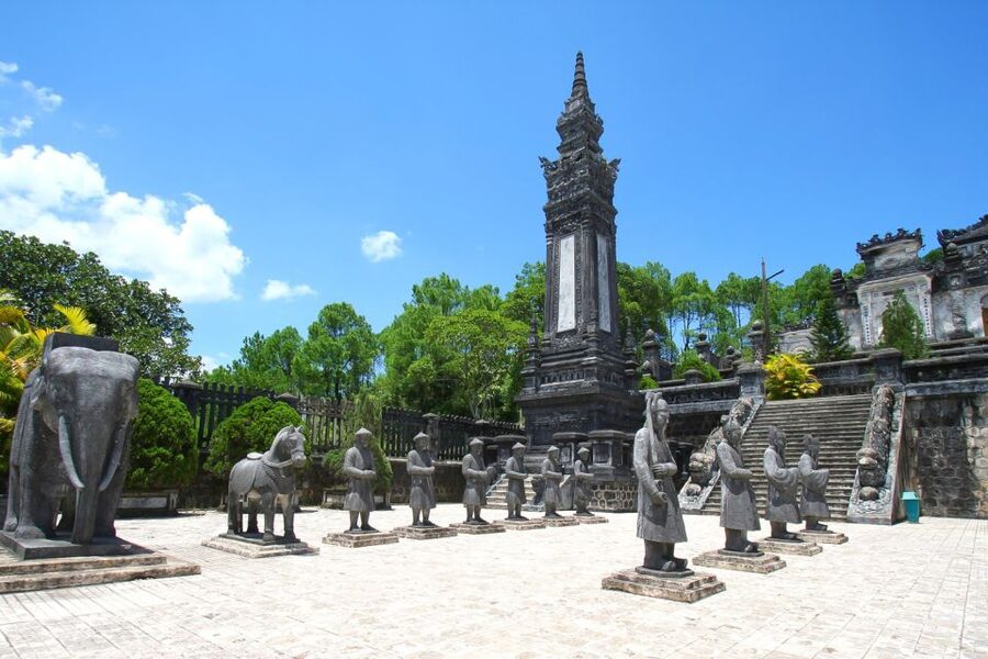 Hue: Royal Tombs and Thien Mu Pagoda Private Guided Tour - Minh Mang Tomb, the most balanced opening stop