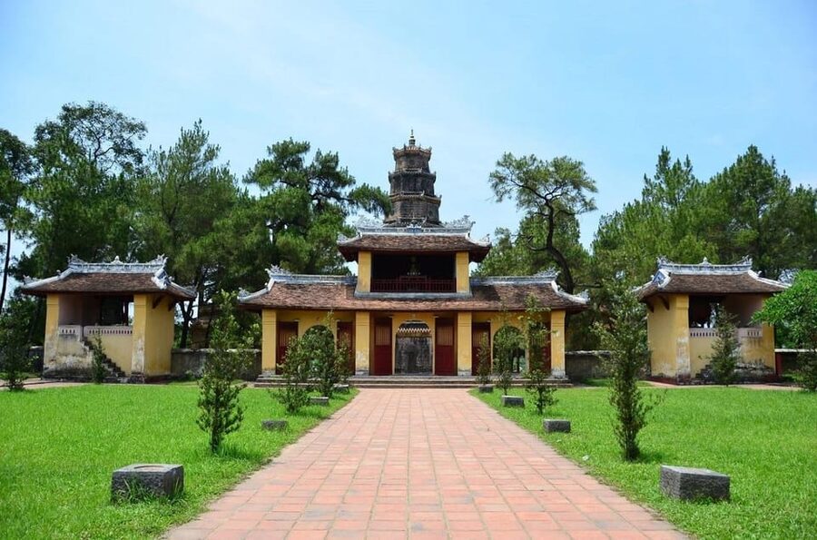Hue : Royal Tombs- Thien Mu Pagoda- Dragon Boat Private Tour - How the private transport affects the day