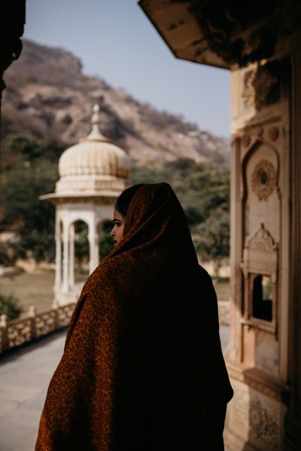 Jaipur: Temple Tour - Pink City shopping: flowers, fabrics, and local purchases