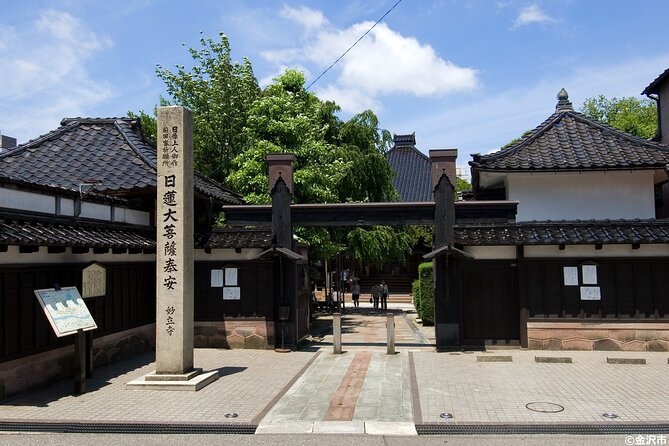 Kanazawa Ninja Temple Half Day E-bike tour - Meeting your guide at Kanazawa Station
