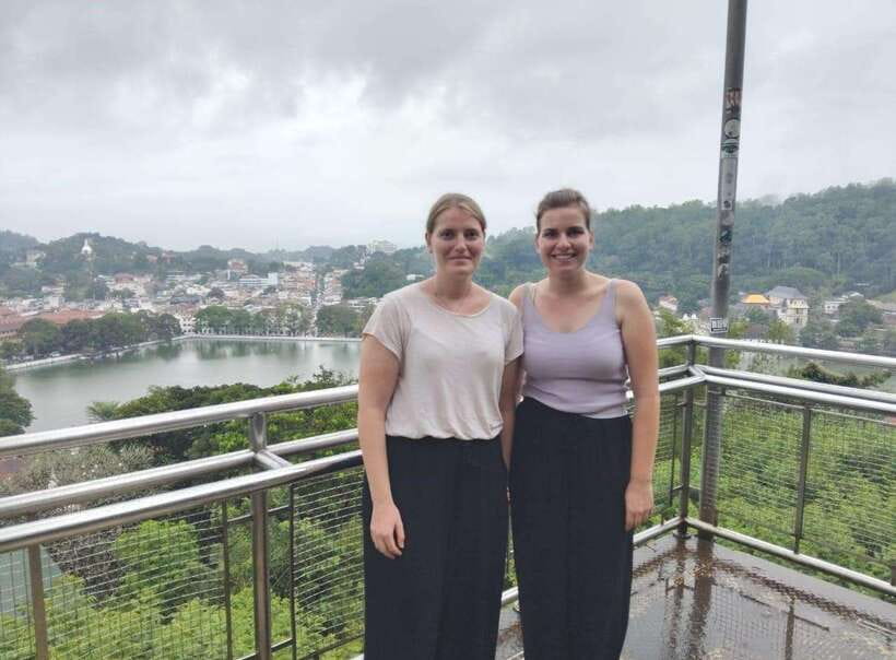 Kandy: Private Tuk Tuk Tour with Temple of the Tooth - Tea, spices, and the commercial stops