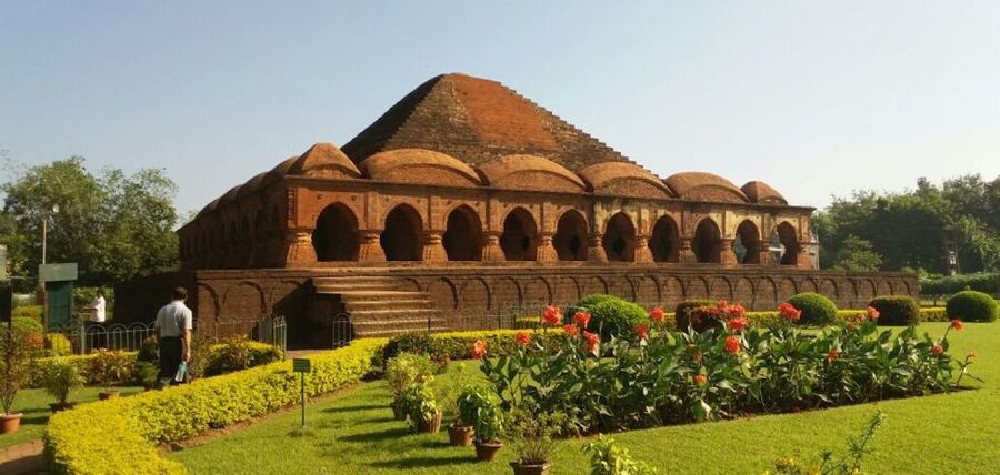 Kolkata: Bishnupur Terracotta Temples Day Trip with Weavers - What the guide adds to the day