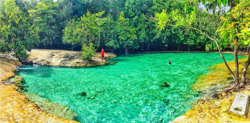 Krabi: Tiger Cave Temple, Emerald Pool and Hot Springs Tour - Krabi Hot Springs: warm water and a little less time