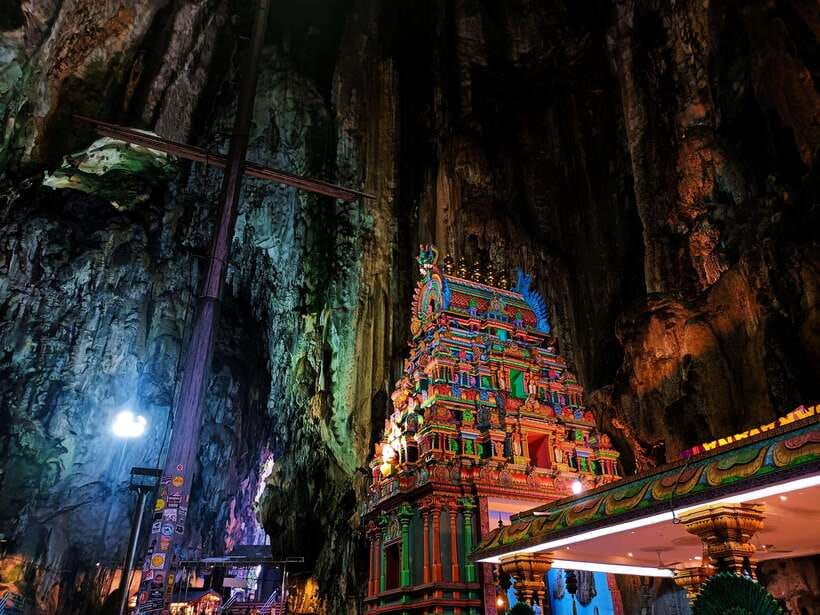 Kuala Lumpur: Temple & Shrine Private Half Day Tour - Batu Caves and the 140-foot Lord Murugan