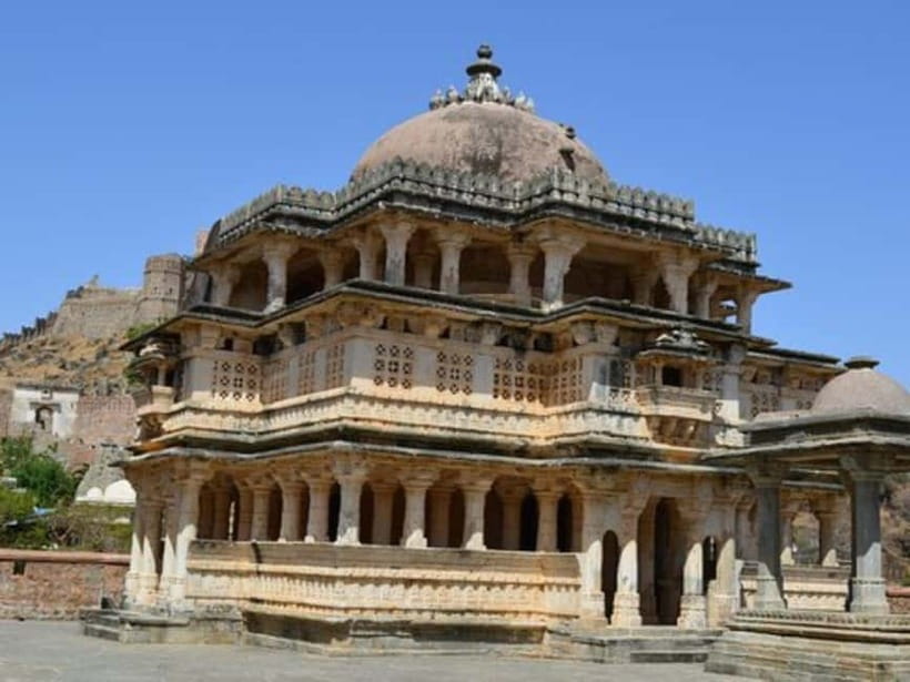 Kumbhalgarh Fort & Ranakpur Jain Temple Tour From Udaipur - Entering Kumbhalgarh Fort and seeing the Great Wall of India