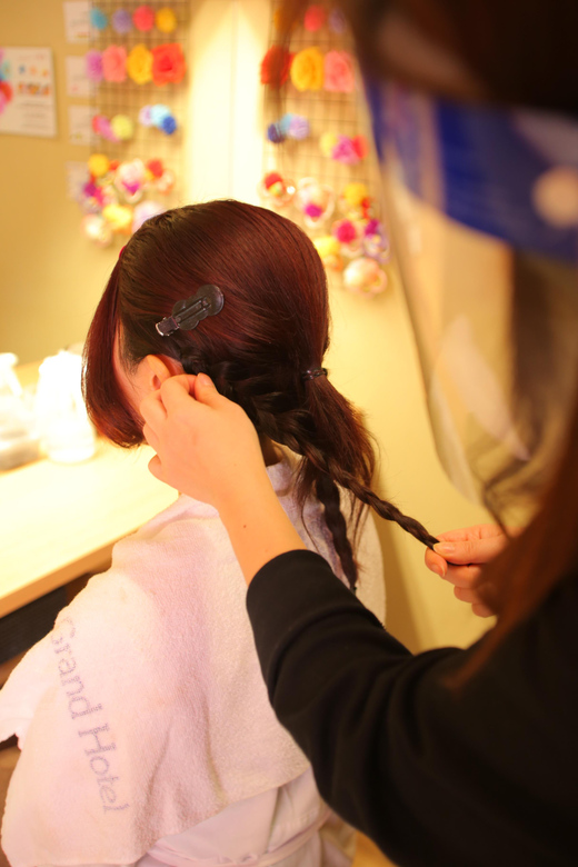 Kyoto : Kiyomizu-dera Temple : kimono and Indoor photo shoot - Choosing a kimono at Maiko Transformation Studio Shiki