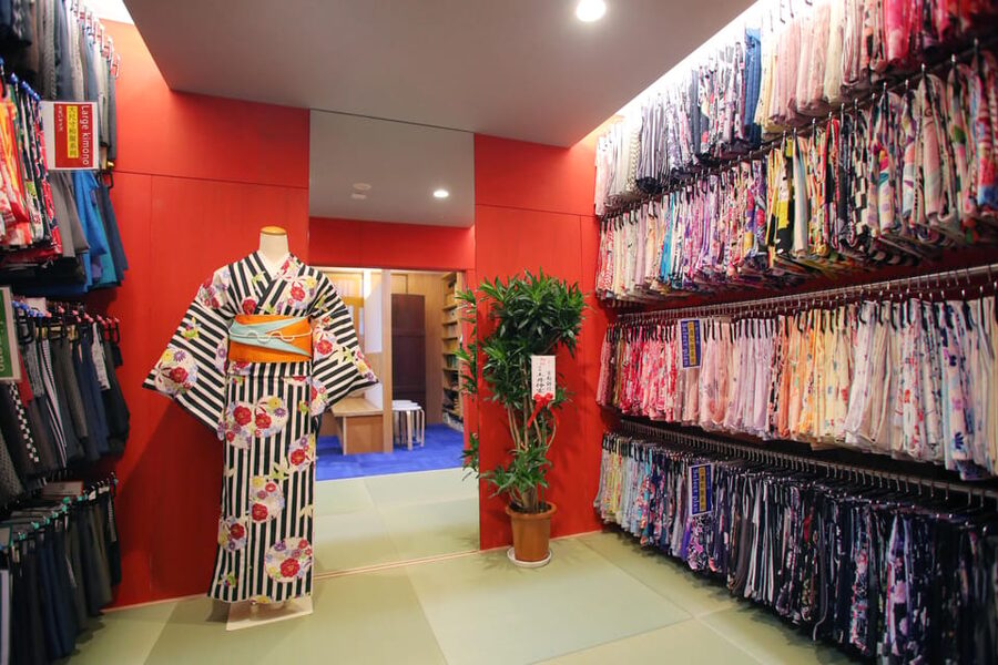 Kyoto:Kiyomizu-dera Temple Rent a kimono and ride a rickshaw - Why the kimono and rickshaw pairing works