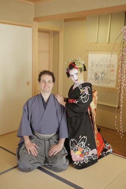 Kyoto kiyomizu Temple : Maiko and Samurai Couple Photoshoot - The transformation begins with the kimono choice