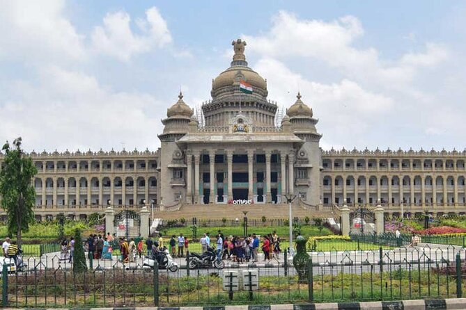 Lalbagh+Bull Temple+Tipu Palace+Market+Lunch=Bangalore City Tour - Lalbagh: Bangalore’s spacious green opening